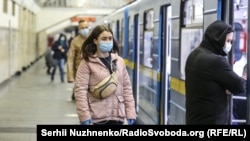 «Увесь громадський транспорт – і наземний, і метро – працюватиме за спеціальними перепустками пасажирів. Тобто виключно для перевезень працівників підприємств критичної інфраструктури»