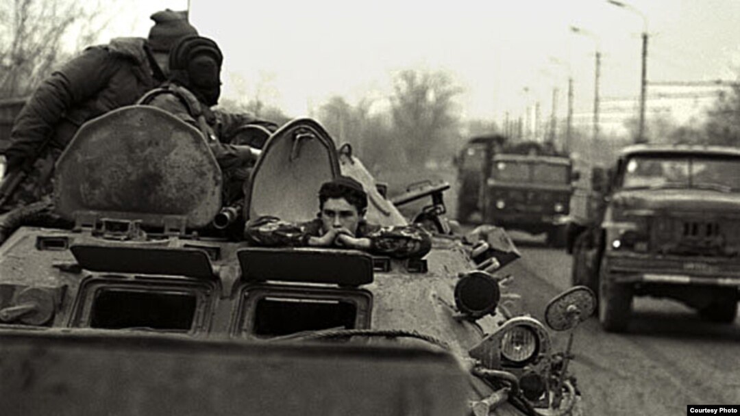 26 ноября 1994 года сорок танков вошли в Грозный. Тогда казалось, власть в Чечне валяется на земле: «подходи, кто хочет, бери, что хочет»