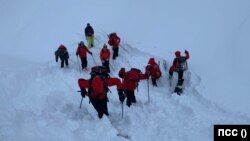 Доброволци планински спасители от ПСС по време на обучение по търсене на заравен от лавина