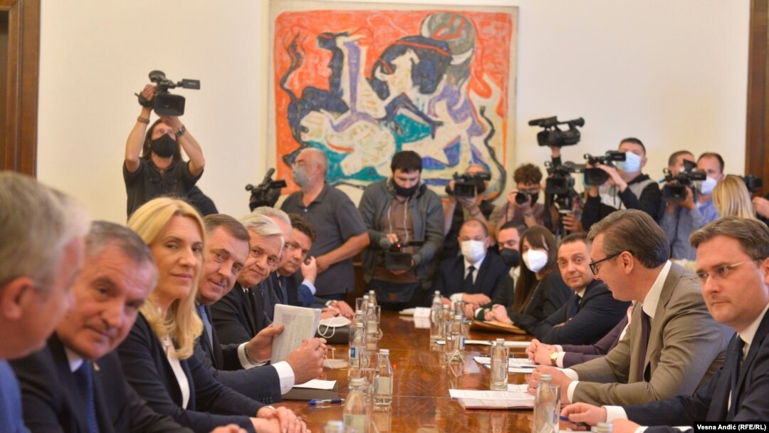 Aleksandar Vučić, predsednik Srbije (na desnoj strani) sa predstavnicima bh. entiteta Republika Srpska u Beogradu 2. juna 2021. S leve strane su Milorad Dodik, član Predsedništva BiH i, do njega, Željka Cvijanović, predsednica RS. 