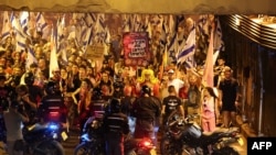 Protestuesit vërshuan rrugët e Tel Avitit kundër ndryshimeve kontroverse në gjyqësor, më 27 korrik, 2023.