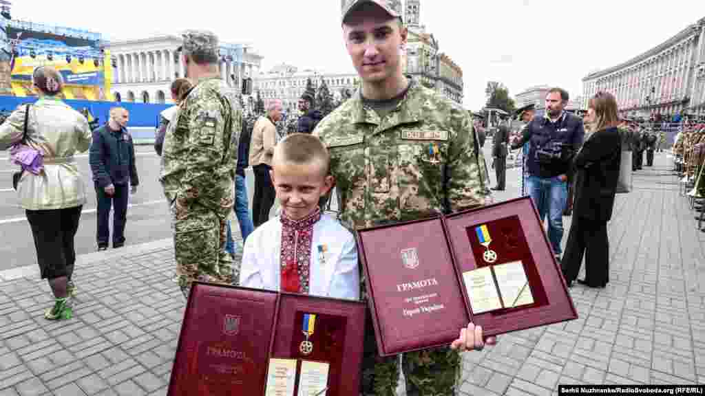 Тарас Лоскот тримає нагороду свого батька &ndash; Героя України, капітана Євгена Лоскота, якого посмертно нагородили орденом &laquo;Золотої зірки&raquo;. Поряд лейтенант Василь Тарасюк, який також був удостоєний звання Героя України та нагороджений найвищою військовою нагородою 