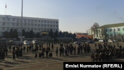 Оштун борбордук аянтына митингге чыккандар. 22-ноябрь, 2013-жыл