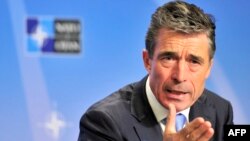 NATO-nyň ýolbaşçysy Anders Fogh Rasmussen Brýusselde çykyş edýär. 19-njy maý, 2014 ý.