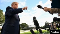 Президент США Дональд Трамп общается в журналистами возле Белого дома, 12 октября 2026 года