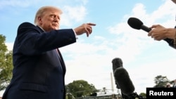 АҚШ президенті Дональд Трамп журналистер сауалына жауап беріп тұр. Ақ үй, Вашингтон,  12 қазан, 2026 жыл