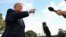 АҚШ президенті Дональд Трамп журналистер сауалына жауап беріп тұр. Ақ үй, Вашингтон,  12 қазан, 2026 жыл