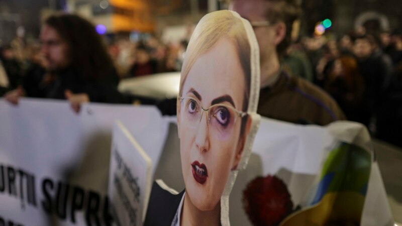 Sute de oameni au protestat miercuri în fața sediului CSM și au cerut demisia Liei Savonea, președinta Curții Supreme