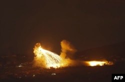 O fotografie făcută din nordul Israelului, de-a lungul graniței cu sudul Libanului, pe 30 septembrie 2024, arată un incendiu în urma bombardamentelor israeliene.