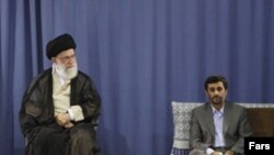 Ali dini lider Əhmədnejadı rəsmən prezident elan edir. Tehran, 3 avqust 2009 