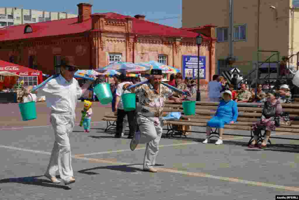 Оныклары артыннан бабайлар су ташый