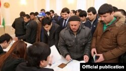 Таджикские мигранты пришли на голосование в посольство Таджикистана в Москве. Фото: tajembassy.ru
