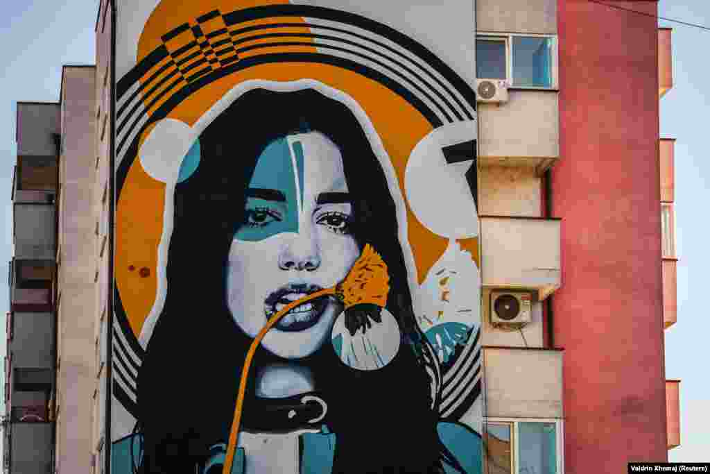 Një ndër qindra muralet e pikturuara në Ferizaj shfaq portretin e yllit të muzikës pop, Dua Lipa.