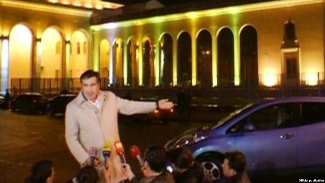 Беседуя с журналистами по возвращении из азербайджанской столицы, Саакашвили сообщил, что "российские миллиардеры" готовятся сместить президента Алиева