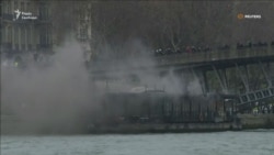 Сгоревший корабль-ресторан и столкновения: протесты в Париже (видео)