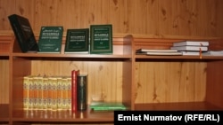 Оштогу медреселердин бириндеги китептер. 