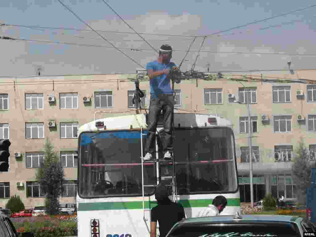 Нақлиёти мусофиркашонии шаҳрӣ, хосса нақлиёти барқӣ, барои мардум нобаҳангом масъала эҷод мекард.