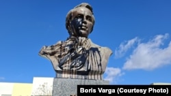 Oskrnavljeni spomenik ukrajinskom piscu Tarasu Ševčenku, Novi Sad, 24. februar 2026.
