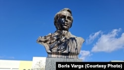 У Новому Саді, в Сербії, у день роковин повномасштабного вторгнення Росії в Україну, пошкодили та облили чорною фарбою погруддя Тараса Шевченка