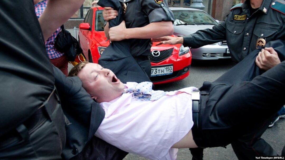 Полиция задерживает лидера ЛГБТ-движения Николая Алексеева. 27 мая 2012 г. Москва 