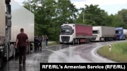 Партії вірменської аграрної продукції у вантажівках розвертають на кордоні з Росією