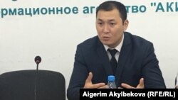 Ильяз Амангазиев Улуттук коопсуздук боюнча мамлекеттик комитетте (УКМК) 2011-жылдан бери иштеген. 