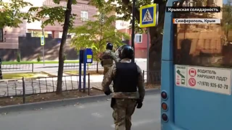 Применяли грубую силу: ОМОН задержал активистов и журналистов у здания ФСБ в Крыму (видео)