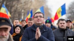 Liderul „Partidul nostru” Renato Usatîi (C) participă la un protest în centrul orașului Chișinău, Moldova, 16 ianuarie 2016. Cetățenii protestează împotriva lui Vladimir Plahotniuc și cer alegeri anticipate