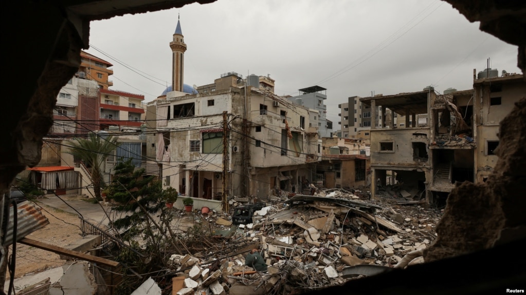 نمایی از ویرانی‌های یک ساختمان در شهر صور لبنان پس از حملات اسرائیل