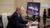 Руският президент Владимир Путин по време на разговор с началника на руския генерален щаб Валерий Герасимов, 26 април 2025 г.