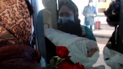 Tragikus jelenetek: halottaskocsik sorakoznak egy kórház előtt