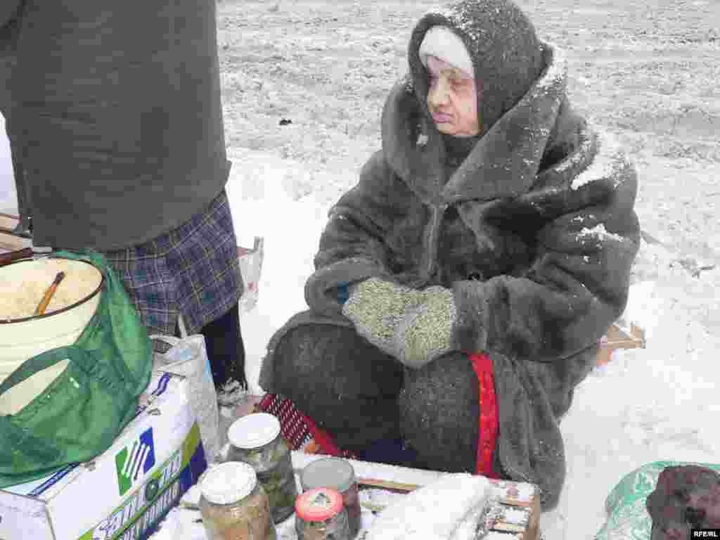 Хәерче базарына кергәнче бу карчык яныннан узасы. Гөмбәсен мактап алалар. Тирә-якта пешкән, тозланган кабымлык сатыла. - Базарга кергәнче бу карчык яныннан узасы. Гөмбәсен мактап алалар. Тирә-якта пешкән, тозланган кабымлык сатыла.