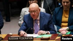 Reprezentantul permanent al Rusiei la ONU, Vasili Nebenzia a criticat rezoluția care condamnă Iranul pentru că nu menționează atacurile SUA și Israelului asupra Teheranului.