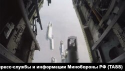 Россия учоғидан Дайр аз-Зорга ташланган бомбалар (архив сурати)