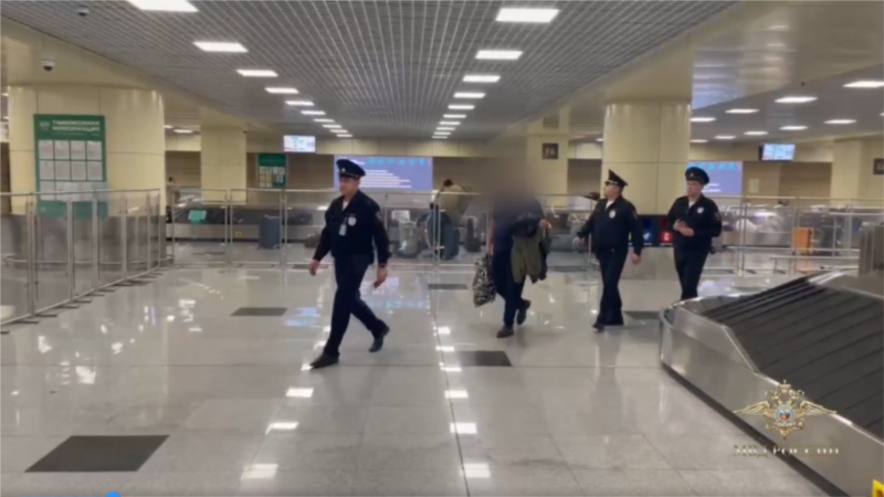 Diňle: Türkmen tarapy Russiýada LSD tabletkalary bilen tutulan resmisini çykarmak üçin 'uly tagalla' edýär