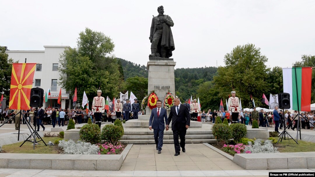 Премиерите на Македонија и на Бугарија, Зоран Заев и Бојко Борисов пред споменикот на Гоце Делчев во Благоевград, Бугарија.