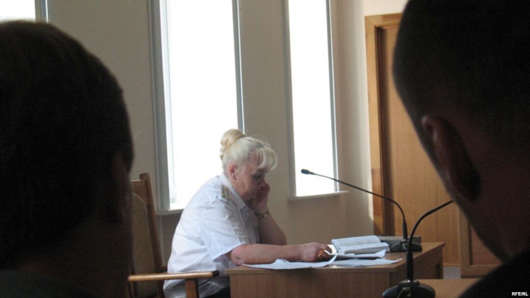 Ales Byalyatski in a Belarusian court in August 2009