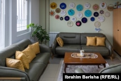 Një nga dhomat në Qendrën për Mirëqenien e Gruas, ku të mbijetuarat e dhunës në familje mësojnë për të drejtat e tyre.