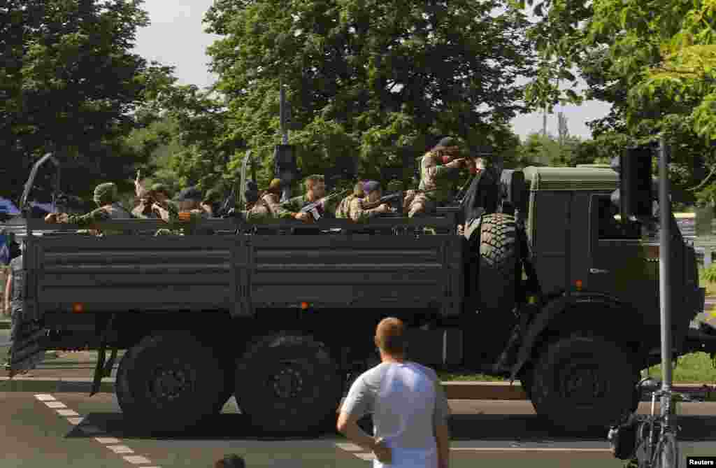 Вантажівка з бойовиками проїжджає повз пост міліції в напрямку аеропорту Донецька, 26 травня 2014 року