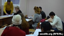 Борбор Азиядан барган мигранттар орус тили, маданияты, тарыхы жана миграция мыйзамдары боюнча экзамен тапшырышууда. Москва, 2015-жыл