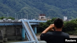 Podul de la Yatsushiro avariat de cutremur atrage curioși.