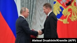 Владимир Путин (слева) и глава "Газпрома" Алексей Миллер