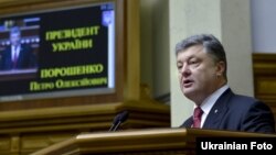 Украина президенті Петр Порошенко парламентте сөйлеп тұр. Киев, 4 маусым 2015 жыл.