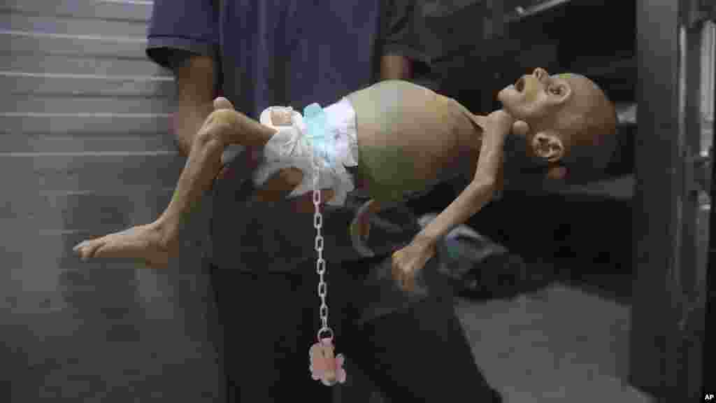 Izrael tagadja, hogy éhínség dúlna az enklávéban, és vitatja a gázai kormány egészségügyi minisztériuma által közzétett halálozási adatokat. Az AP képén az 5 hónapos Zainab Abu Halib teste egy hán juniszi halottasházban, július 26-án. A kórházi zárójelentés szerint a csecsemő halálát alultápláltság okozta 