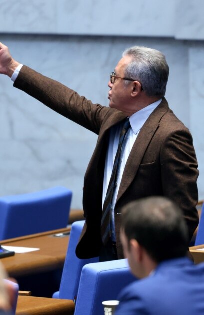 На извънредно бързо заседание което продължи само 30 секунди парламентарната