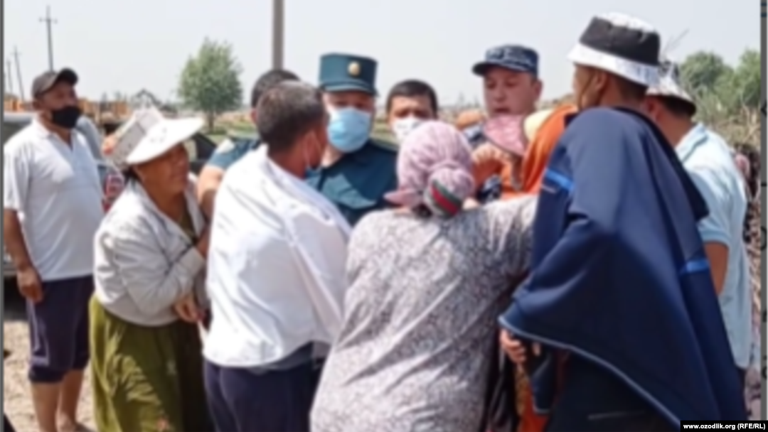 Кибрайда қулупнай далаларининг ҳайдаб ташлангани деҳқонлар норозилигига сабаб бўлди. 