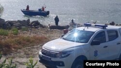 Spasioci tragaju za nestalima nakon prevrtanja čamca na Dunavu, 6. oktobar 2025. 