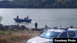 Poliția din Serbia, căutând supraviețuitori, după ce o barcă cu chinezi s-a scufundat în Dunăre, în drum spre Croația și UE, la 6 octombrie 2025. 