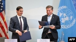 د امریکا د بهرنیو چارو وزارت مرستیال د ملګرو ملتونو د بشري مرستو له مشر سره