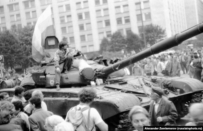 მოსკოვი. 1991 წ. ტანკები "თეთრი სახლის" წინ